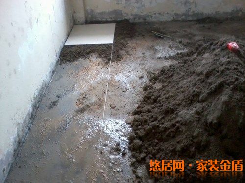 鋪貼地磚要點四：第一塊地磚位置要選好